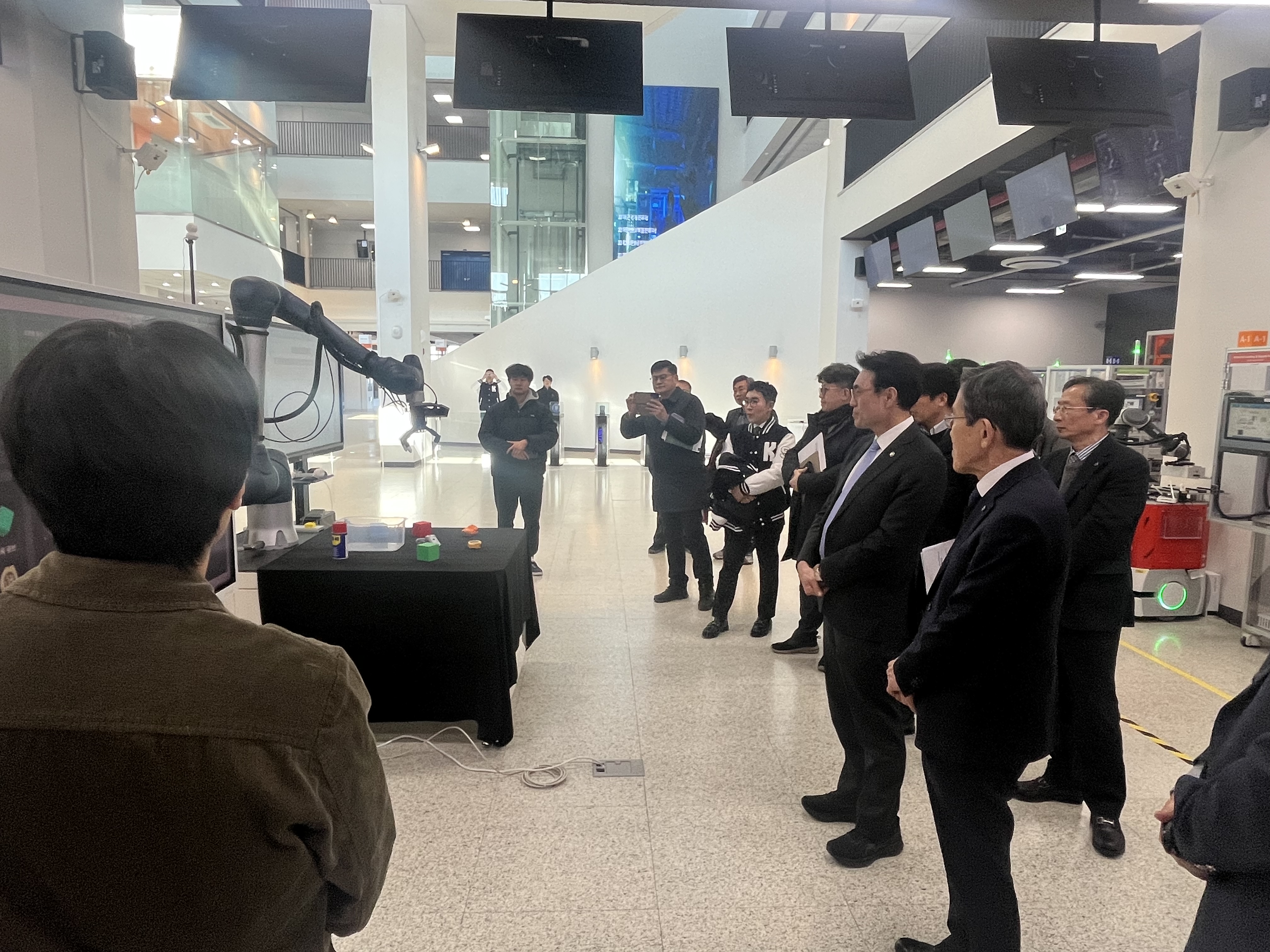 조재민 박사과정, "청년 AI 인재양성 강화를 위한 현장 방문"에서 Physical AI 기술 시연